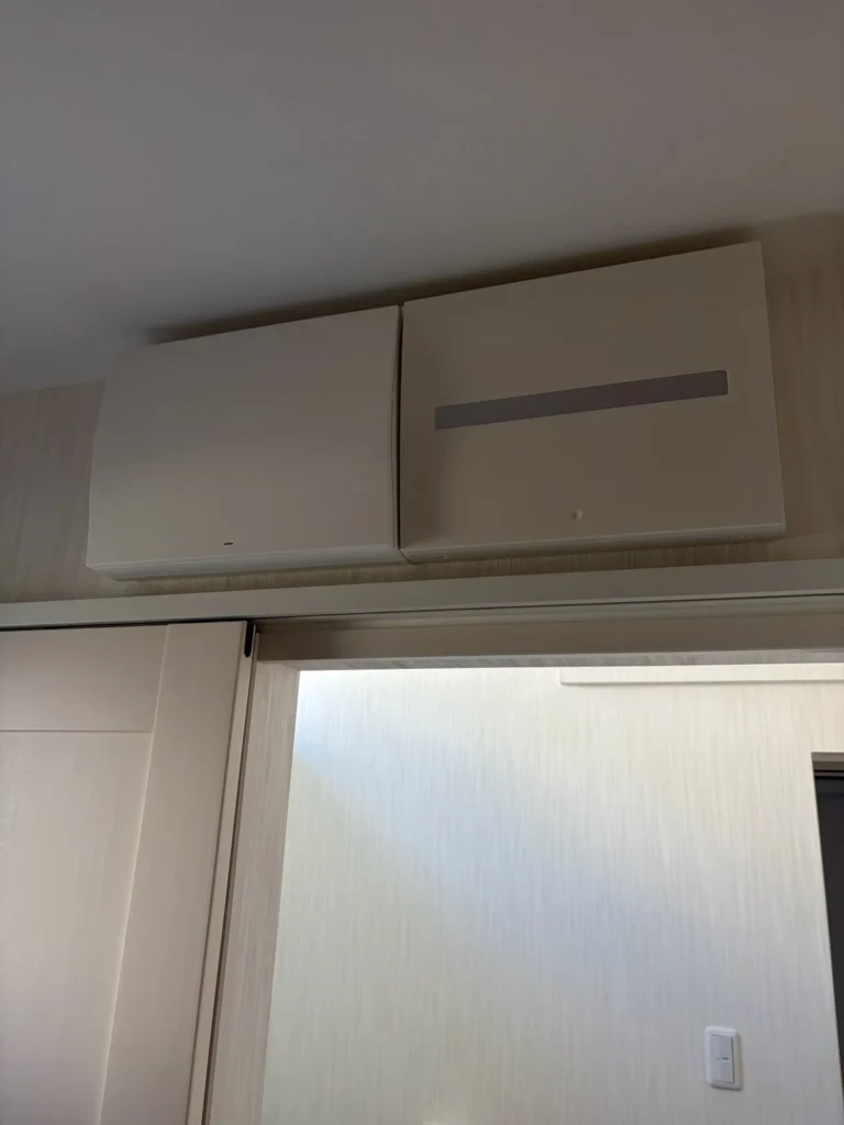 アースエコプロジェクト太陽光パネル施工例(施工先:愛知県北名古屋市:太陽光発電・蓄電池の導入に伴い、既存の分電盤の横に追加設置した電気設備用ボックス